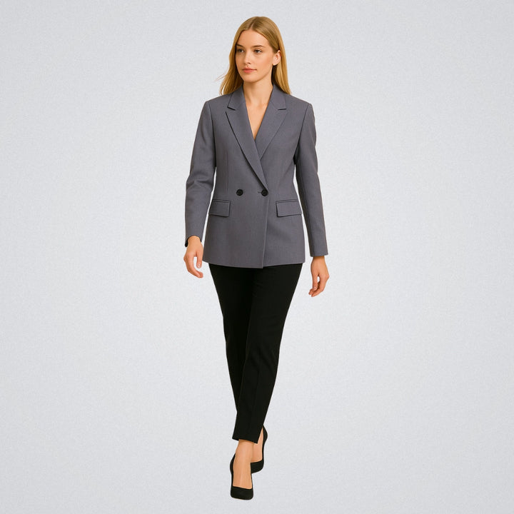 MULHER-ELEGANTE-USANDO-BLAZER-FEMININO-ALONGADO-VIENA-CINZA