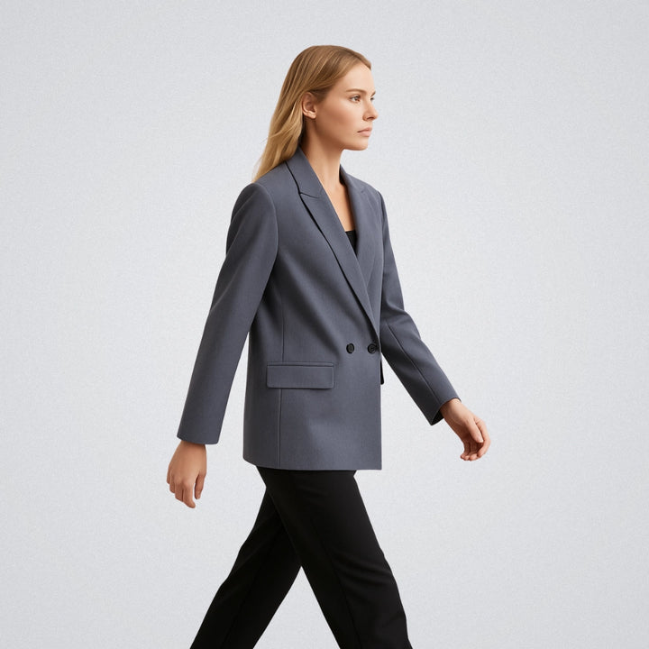 MULHER-ELEGANTE-USANDO-BLAZER-FEMININO-ALONGADO-VIENA-CINZA
