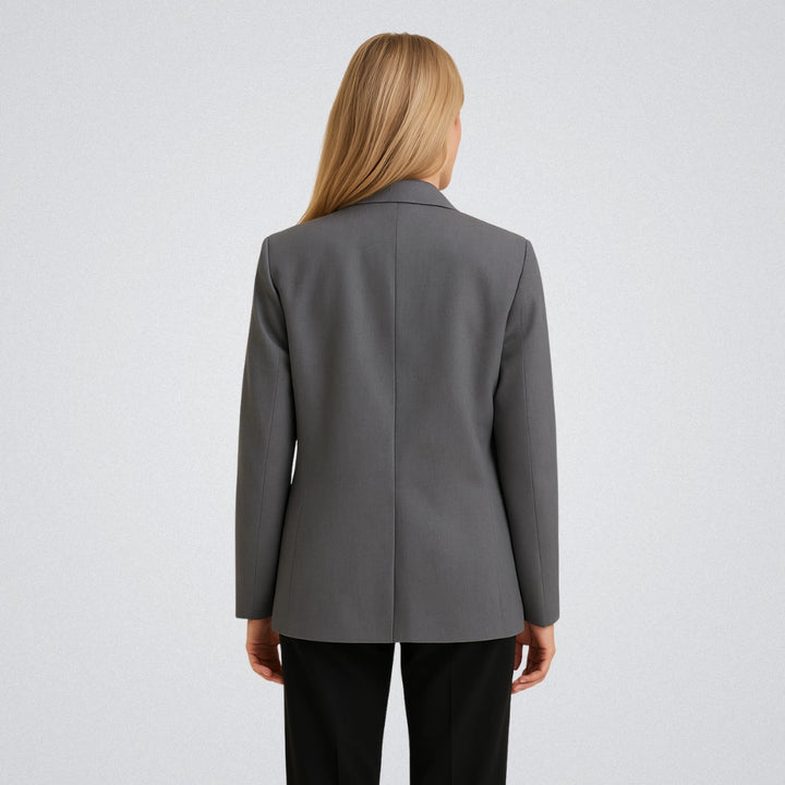 MULHER-ELEGANTE-USANDO-BLAZER-FEMININO-ALONGADO-VIENA-CINZA